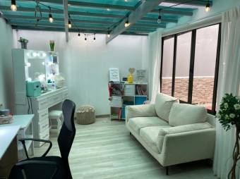 Se vende moderna casa con patio en Granadilla San José 25-687