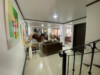 Se vende moderna casa con patio en Granadilla San José 25-687