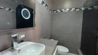 Se vende moderna casa con patio en Freses de Curridabat 25-1475 Se vende moderna casa con patio en Freses de Curridabat 25-1475