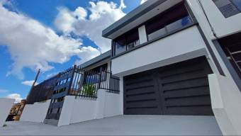 Se vende moderna casa con patio en Freses de Curridabat 25-1475
