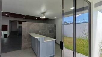 Se vende moderna casa con patio en Freses de Curridabat 25-1475 Se vende moderna casa con patio en Freses de Curridabat 25-1475