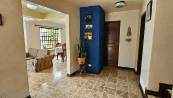 Se vende moderna casa con amplio patio en Granadilla Curridabat 25-1953 Se vende moderna casa con amplio patio en Granadilla Curridabat 25-1953