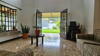 Se vende moderna casa con amplio patio en Granadilla Curridabat 25-1953 Se vende moderna casa con amplio patio en Granadilla Curridabat 25-1953