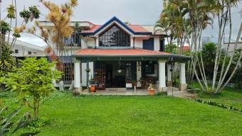 Se vende moderna casa con amplio patio en Granadilla Curridabat 25-1953