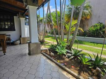 Se vende moderna casa con amplio patio en Granadilla Curridabat 25-1953 Se vende moderna casa con amplio patio en Granadilla Curridabat 25-1953