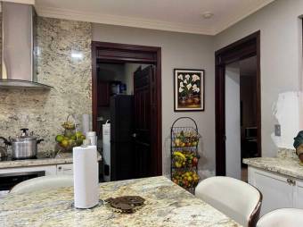 Se vende moderna casa con terraza en Sánchez de Curridabat 24-536