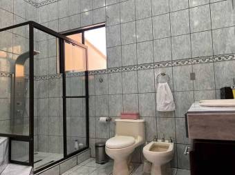 Se vende moderna casa con terraza en Sánchez de Curridabat 24-536