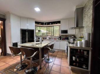 Se vende moderna casa con terraza en Sánchez de Curridabat 24-536