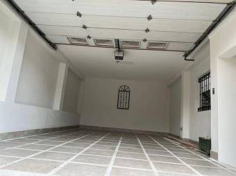 Se vende moderna casa con terraza en Sánchez de Curridabat 24-536