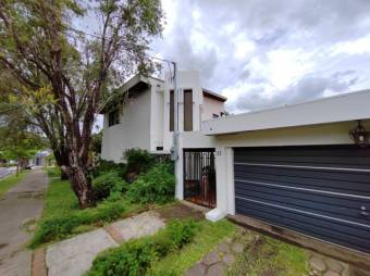 Se vende moderna casa con amplio lote en Pinares de Curridabat 25-1410