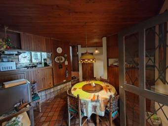 Se vende moderna casa con amplio lote en Pinares de Curridabat 25-1410