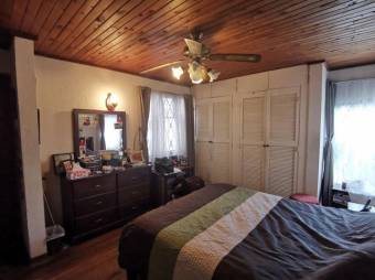 Se vende moderna casa con amplio lote en Pinares de Curridabat 25-1410