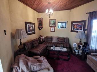 Se vende moderna casa con amplio lote en Pinares de Curridabat 25-1410