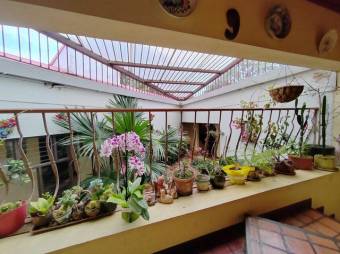 Se vende moderna casa con amplio lote en Pinares de Curridabat 25-1410