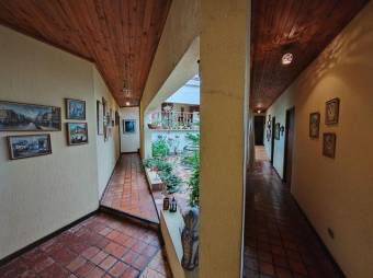 Se vende moderna casa con amplio lote en Pinares de Curridabat 25-1410