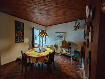 Se vende moderna casa con amplio lote en Pinares de Curridabat 25-1410