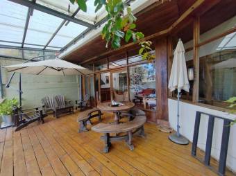 Se vende moderna casa con amplio lote en Pinares de Curridabat 25-1410