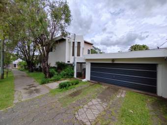 Se vende moderna casa con amplio lote en Pinares de Curridabat 25-1410