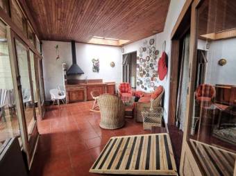 Se vende moderna casa con amplio lote en Pinares de Curridabat 25-1410