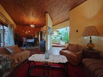 Se vende moderna casa con amplio lote en Pinares de Curridabat 25-1410