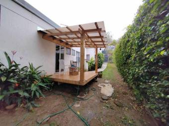 Se vende moderna casa con amplio lote en Pinares de Curridabat 25-1410