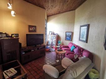 Se vende moderna casa con amplio lote en Pinares de Curridabat 25-1410