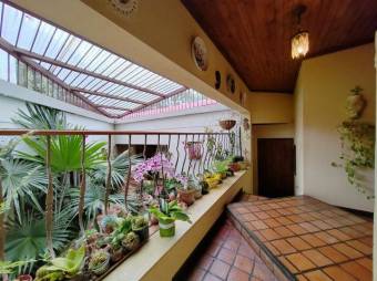 Se vende moderna casa con amplio lote en Pinares de Curridabat 25-1410