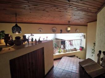 Se vende moderna casa con amplio lote en Pinares de Curridabat 25-1410