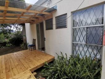 Se vende moderna casa con amplio lote en Pinares de Curridabat 25-1410