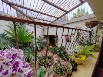 Se vende moderna casa con amplio lote en Pinares de Curridabat 25-1410