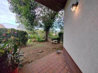 Se vende moderna casa con amplio lote en Pinares de Curridabat 25-1410