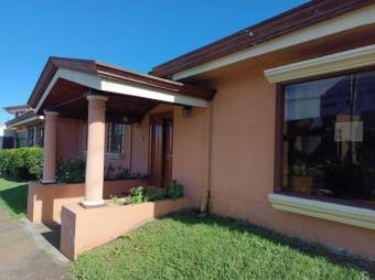 Se vende espaciosa casa con 970m2 de lote en  Lomas de Ayarco 25-1167