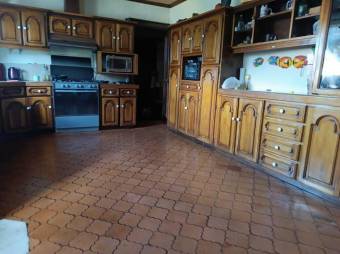 Se vende espaciosa casa con 970m2 de lote en  Lomas de Ayarco 25-1167