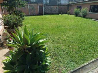 Se vende espaciosa casa con 970m2 de lote en  Lomas de Ayarco 25-1167