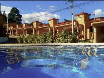 Se vende espaciosa casa con patio en condominio de Desamparados 23-1274