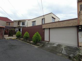 Se vende espaciosa casa con patio en Gravillas de Desamparados 25-553