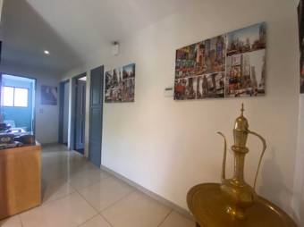Se vende casa de lujo con  terraza en condominio de Escazú Centro 25-524