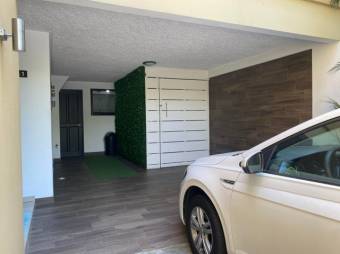 Se vende casa de lujo con  terraza en condominio de Escazú Centro 25-524