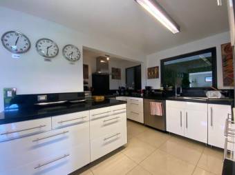 Se vende casa de lujo con  terraza en condominio de Escazú Centro 25-524