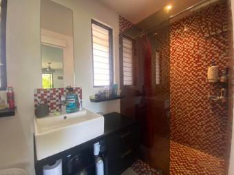 Se vende casa de lujo con  terraza en condominio de Escazú Centro 25-524