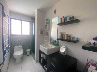 Se vende casa de lujo con  terraza en condominio de Escazú Centro 25-524