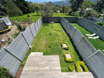 Se vende moderna casa con patio y terraza en San Antonio Escazú 25-142 Se vende moderna casa con patio y terraza en San Antonio Escazú 25-142