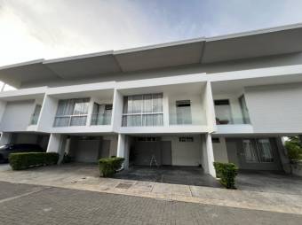 Se vende moderna casa con patio en condominio de San Antonio Escazú 25-1940