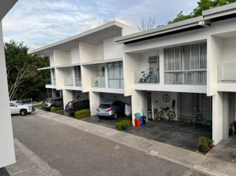 Se vende moderna casa con patio en condominio de San Antonio Escazú 25-1940 Se vende moderna casa con patio en condominio de San Antonio Escazú 25-1940