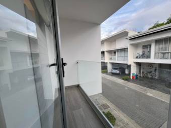 Se vende moderna casa con patio en condominio de San Antonio Escazú 25-1940 Se vende moderna casa con patio en condominio de San Antonio Escazú 25-1940