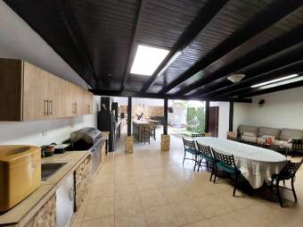 Se vende lujosa casa con uso de suelo mixto en Santo Tomas Heredia 25-1934 Se vende lujosa casa con uso de suelo mixto en Santo Tomas Heredia 25-1934