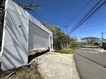 Se vende lujosa casa con piscina y amplio lote en Rio Oro 25-1146