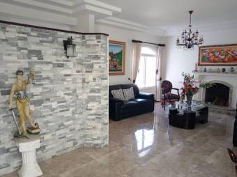 Se vende moderna casa con lote de 1,186m2 en Escazú Centro 25-1481