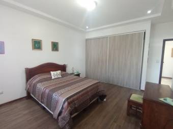 Se vende moderna casa con lote de 1,186m2 en Escazú Centro 25-1481