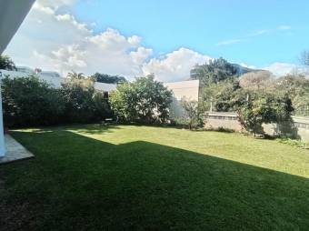 Se vende moderna casa con lote de 1,186m2 en Escazú Centro 25-1481